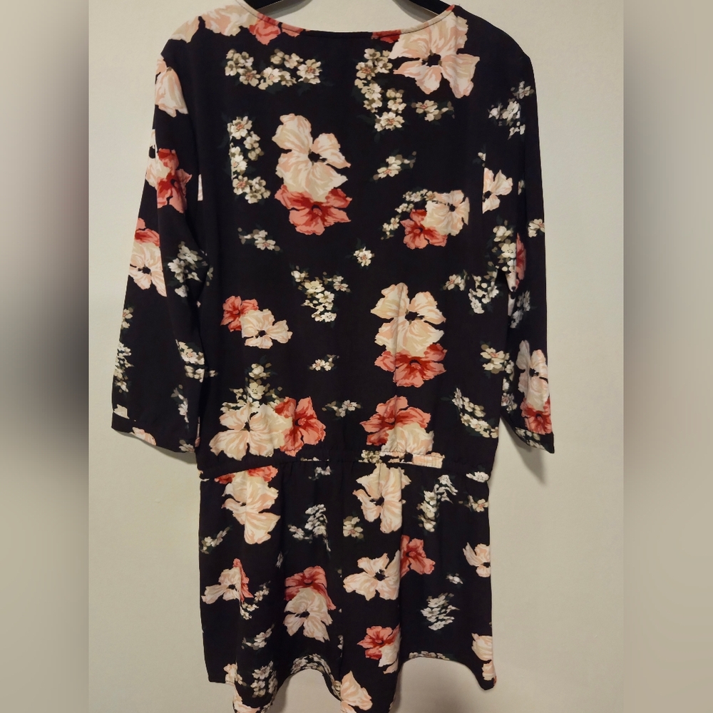 Cupcakes & Cashmere Floral V-Neck Romper Quarter Length Sleeve Size Large - Picture 3 of 3